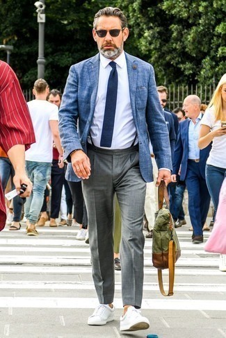 Comment porter une broche vert foncé