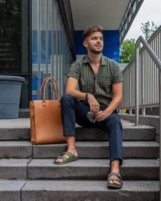 Comment porter des sandales en cuir vert foncé