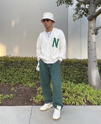 Comment porter un pantalon de jogging vert foncé
