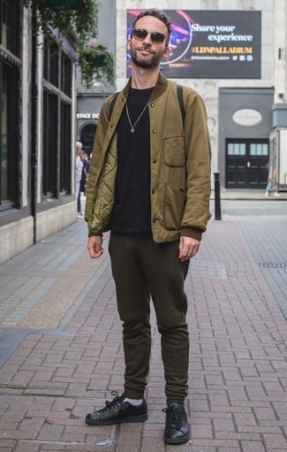 Comment porter un pantalon de jogging vert foncé