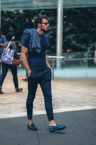 Comment porter un pantalon de jogging vert foncé pour un style chic decontractés