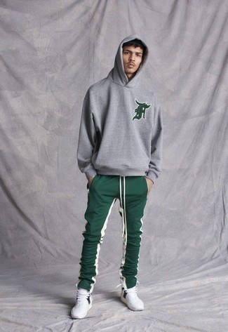 Comment porter un pantalon de jogging vert foncé