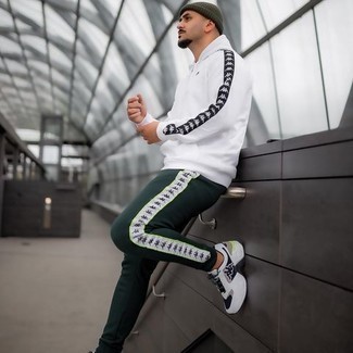 Comment porter un pantalon de jogging vert foncé