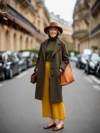 Comment porter un pull à col roulé vert foncé