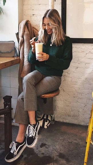 Comment porter un pull à col roulé vert foncé