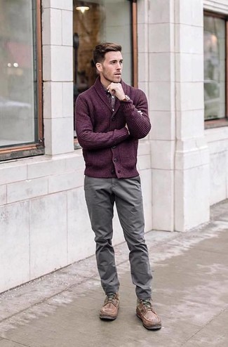 Comment porter un cardigan à col châle pourpre foncé