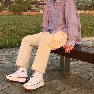Comment porter une chemise pourpre foncé à l'adolescence