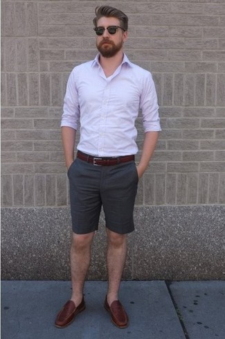 Comment porter une chemise pourpre foncé quand il fait chaud