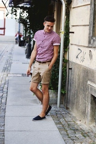 Comment porter une chemise pourpre foncé à l'adolescence