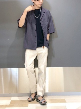 Comment porter une chemise pourpre foncé à l'adolescence