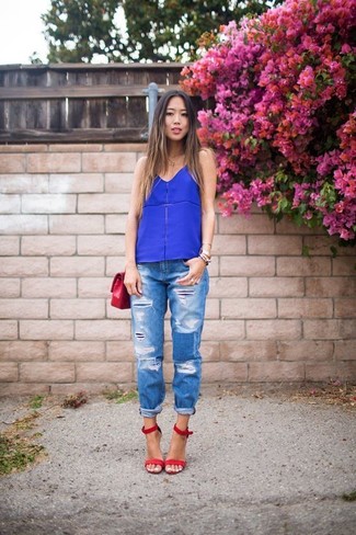 Comment porter un jean déchiré bleu: Un débardeur bleu et un jean déchiré bleu sont ta tenue incontournable pour les jours de détente. Cet ensemble est parfait avec une paire de sandales à talons en cuir rouges.