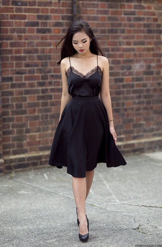 Comment porter un débardeur en soie noir: Essaie de marier un débardeur en soie noir avec une jupe mi-longue plissée noire pour achever un look chic. Une paire de escarpins en cuir noirs est une option parfait pour complèter cette tenue.