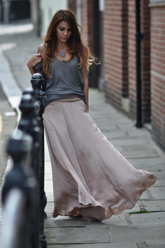 Comment porter une jupe longue en soie grise: Choisis un débardeur gris et une jupe longue en soie grise pour créer un look génial et idéal le week-end.