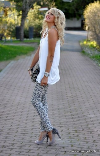 Comment porter un jean skinny imprimé léopard: Essaie d'associer un débardeur blanc avec un jean skinny imprimé léopard pour un look idéal le week-end. Cette tenue se complète parfaitement avec une paire de escarpins en daim ornés gris.