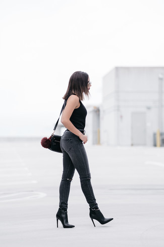Comment porter un débardeur: Harmonise un débardeur avec un jean skinny déchiré gris foncé pour une impression décontractée. Une paire de bottines en cuir noires est une option astucieux pour complèter cette tenue.