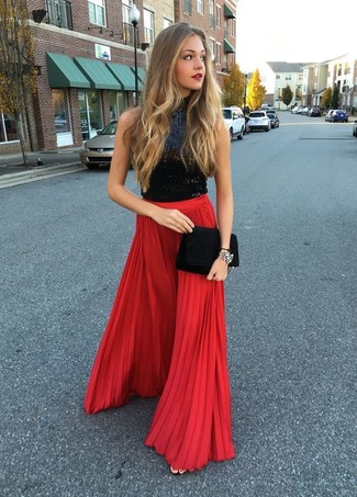 Comment s'habiller pour un style relax: Pense à associer un débardeur pailleté noir avec une jupe longue plissée rouge pour un look confortable et décontracté.