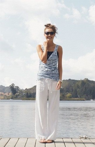 Tenue: Débardeur à rayures horizontales blanc et bleu marine, Pantalon large en lin blanc, Tongs beiges, Lunettes de soleil noires