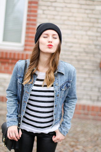 Comment porter une veste en jean avec un pull à col rond