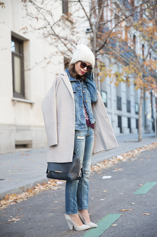 Comment porter une veste en jean avec un pull à col rond