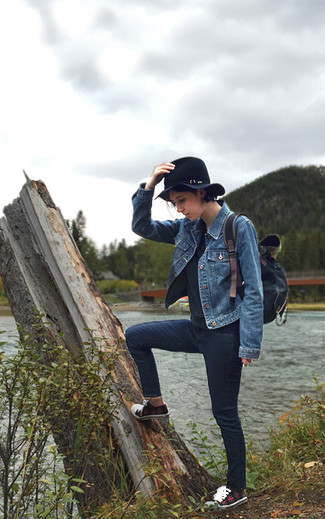 Comment porter une veste en jean avec un pull à col rond
