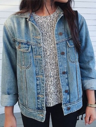 Comment porter une veste en jean avec un pull à col rond