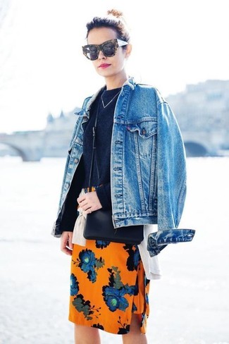 Comment porter une veste en jean avec un pull à col rond