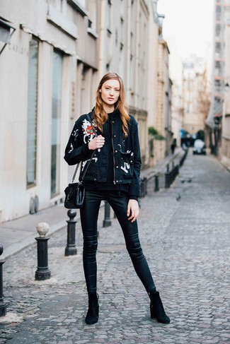 Comment porter une veste en jean avec un pull à col rond