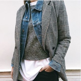 Comment porter une veste en jean avec un pull à col rond