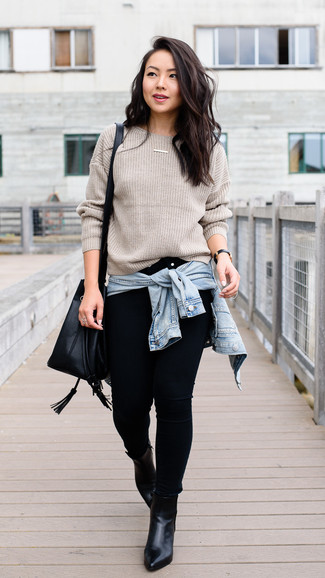 Comment porter une veste en jean avec un pull à col rond