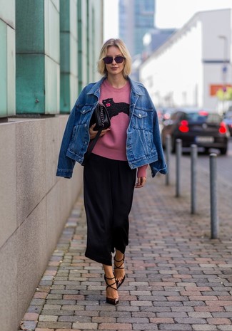 Comment porter une veste en jean avec un pull à col rond