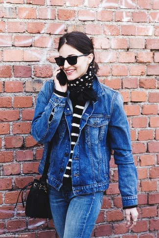 Comment porter une veste en jean avec un pull à col rond