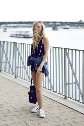 Comment porter une veste en jean avec des baskets basses