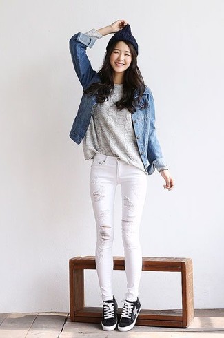 Comment porter une veste en jean avec des baskets basses pour un style relax