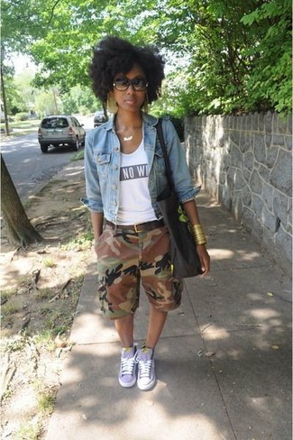 Comment porter une veste en jean avec des baskets basses