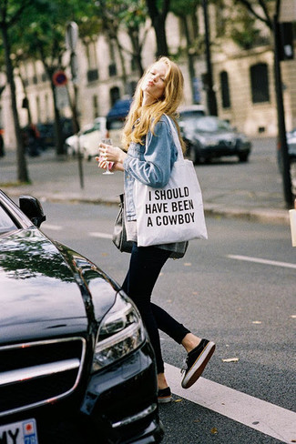 Comment porter une veste en jean avec des baskets basses