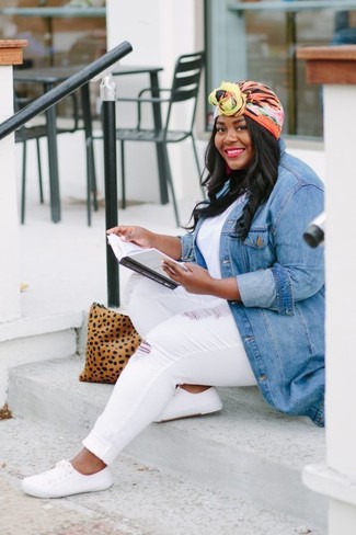 Comment porter une veste en jean avec des baskets basses pour un style relax