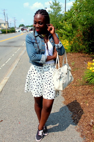 Comment porter une veste en jean avec des baskets basses pour un style relax