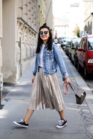 Comment porter une veste en jean avec des baskets basses à 20 ans