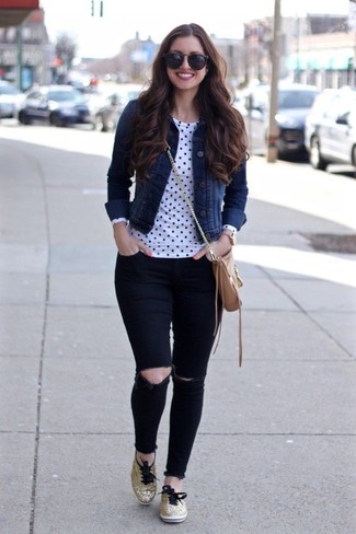 Comment porter une veste en jean avec des baskets basses pour un style relax