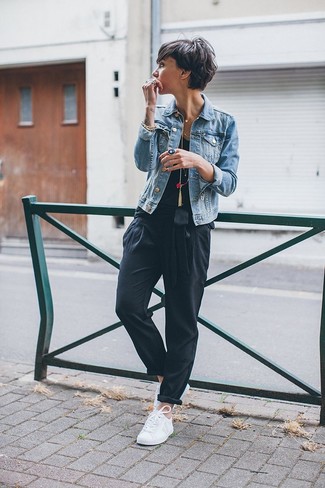 Comment porter une veste en jean avec des baskets basses