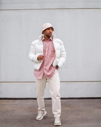 Tenue: Doudoune blanche, Chemise à manches courtes rose, Jean beige, Chaussures de sport beiges