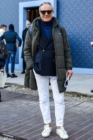 Comment porter un blazer croisé bleu marine: Pense à porter un blazer croisé bleu marine et un pantalon chino blanc pour créer un look chic et décontracté. Une paire de baskets basses en toile blanches apportera un joli contraste avec le reste du look.