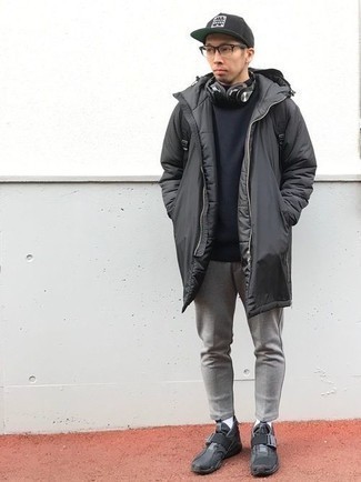 Tenue: Doudoune longue gris foncé, Sweat-shirt noir, Pantalon chino gris, Chaussures de sport gris foncé