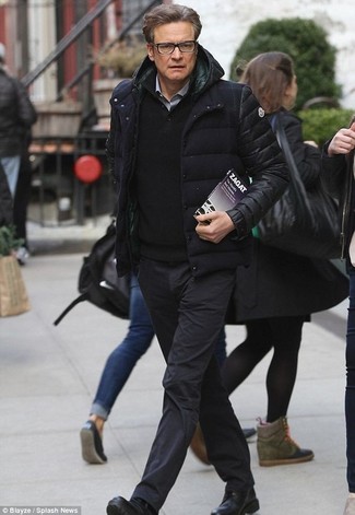 Tenue de Colin Firth: Doudoune noire, Pull à col cheminée noir, Chemise à manches longues grise, Pantalon chino noir