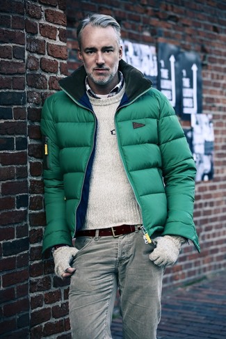 Comment porter des gants en laine gris: Pour une tenue aussi confortable que ton canapé, essaie d'associer une doudoune verte avec des gants en laine gris.