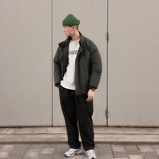 Tenue: Doudoune vert foncé, Sweat-shirt imprimé gris, Pantalon chino noir, Chaussures de sport blanches et noires