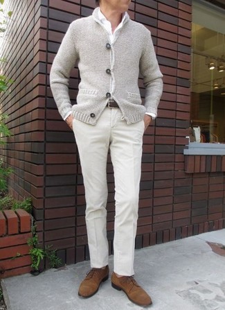 Comment porter des chaussures derby en daim marron: Associe un duffel-cardigan gris avec un pantalon de costume beige pour un look pointu et élégant. Cet ensemble est parfait avec une paire de chaussures derby en daim marron.