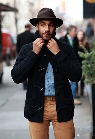 Comment porter un chapeau marron foncé à 30 ans: Pour une tenue aussi confortable que ton canapé, essaie d'associer un duffel-cardigan bleu marine avec un chapeau marron foncé.