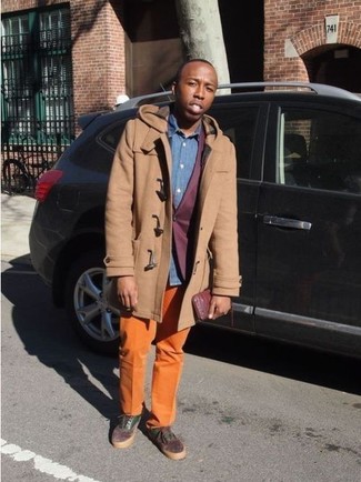 Comment porter un duffel-coat marron clair: Pense à harmoniser un duffel-coat marron clair avec un pantalon chino orange pour prendre un verre après le travail. Tu veux y aller doucement avec les chaussures? Opte pour une paire de baskets basses en daim bordeaux pour la journée.