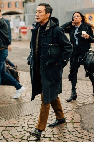 Comment porter un duffel-coat avec des slippers quand il fait frais après 50 ans: Essaie d'harmoniser un duffel-coat avec un pantalon de costume tabac pour un look classique et élégant. Cette tenue se complète parfaitement avec une paire de slippers.
